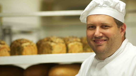 Björn Wiese machte eine Ausbildung zum Bäcker und war dann Stipendiat der Handwerkskammer Frankfurt/Oder. Heute ist er Bäckermeister und Inhaber der Privatbäckerei Wiese mit 80 Angestellten.