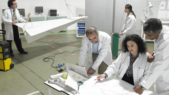 Wissenschaftler arbeiten in einem Techniklabor