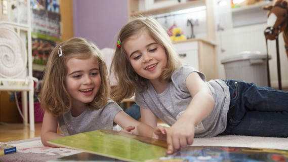 Zwei Mädchen lesen in einem Buch