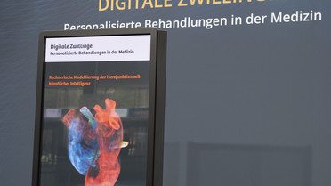 Ein weiteres Exponat: Ein Digitaler Zwilling des Herzens. Daran können Chirurgen Eingriffe üben. Mit Präzisionsmedizin basierend auf Künstlicher Intelligenz befassen sich auch Forschende am Leipziger Zentrum für computerassistierte Chirurgie (ICCAS). Sie 
