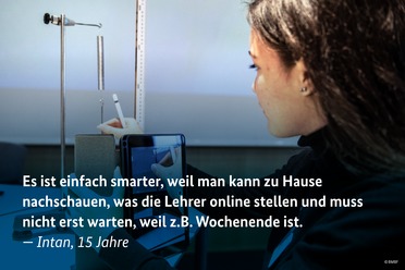 Am Nürnberger Dürer Gymnasium ist die Schul-Cloud bereits im Einsatz: Auf dem Digitalgipfel 2018 erzählen Lehrerin Anna Wagner und ihre Schülerinnen und Schüler, wie diese das Lehren und Lernen erleichtert. 