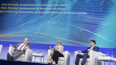 Wirtschaftminister Peter Altmaier, Bundesforschungsministerin Anja Karliczek und Björn Böhning, Staatssekretär im Bundesarbeitsministerium, stellen auf dem Digital-Gipfel die KI-Strategie der Bundesregierung vor.