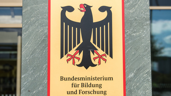 Schild am Eingang des BMBF am Dienstsitz Berlin