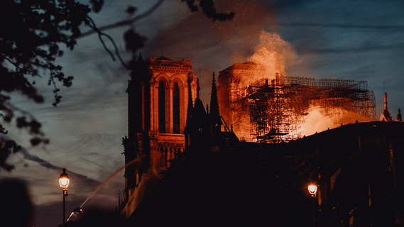 Notre Dame brennt