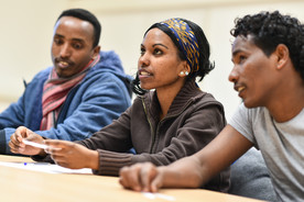 Flüchtlinge nehmen in Germersheim in der Universität an einem deutschen Sprachkurs teil.