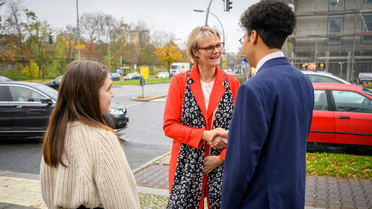Incilay und Malik begrüßen Bundesministerin Anja Karliczek am Tiergarten-Gymnasium.