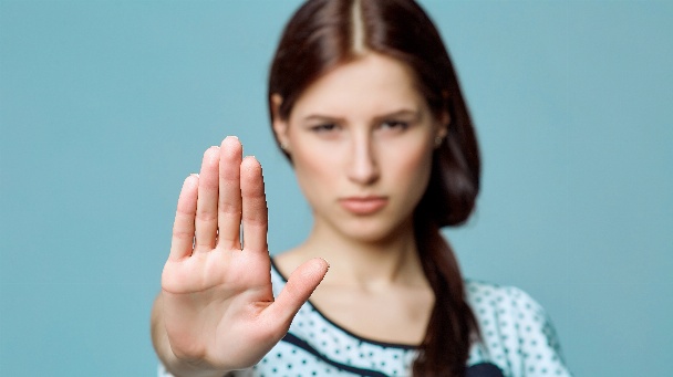 Mädchen signalisiert mit der Hand 'Stopp'