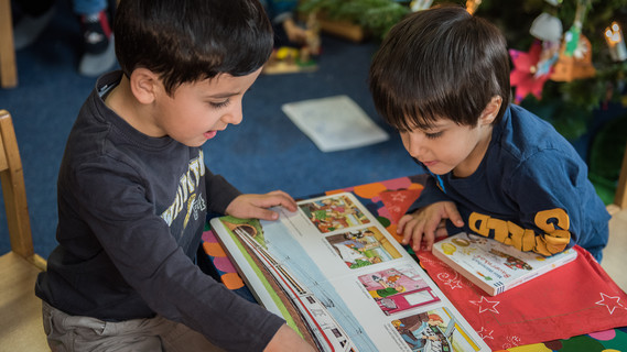 Flüchtlingskinder mit Buch