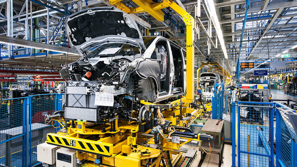 Karosserie und Getriebe eines Autos werden zusammengeführt.'Hochzeitsstation' in einem Werk der Daimler AG.