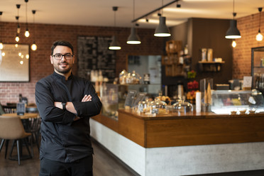 Matías León aus Chile erhielt zunächst die teilweise Anerkennung als Konditormeister. Nach einer Anpassungsqualifizierung holte er zwei Teile der Meisterprüfung nach. Heute betreibt er mit seiner Frau erfolgreich ein Café in Hamburg.
