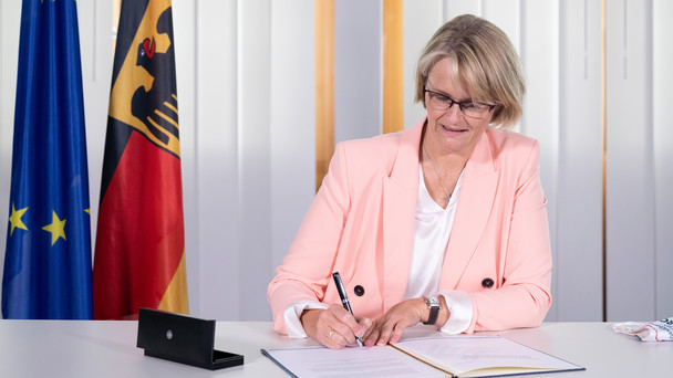 Bundesministerin Anja Karliczek unterzeichnet die Zusatzvereinbarung zum Digitalpakt.