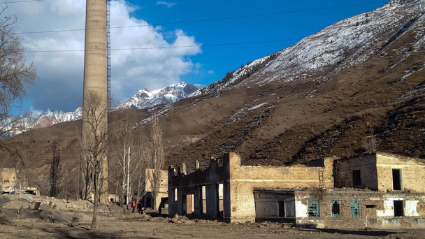 Blick auf eine ehemalige Uran-Aufbereitungsfabrik in Min-Kush in Kirgistan.