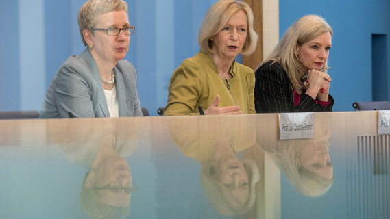 Bundesministerin Johanna Wanka neben der Bremer Wissenschaftssenatorin Eva Quante-Brandt (links) und der Vorsitzenden der Bundespressekonferenz