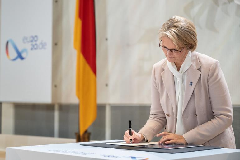 Bundesforschungsministerin Anja Karliczek unterschreibt die Bonner Erklärung.