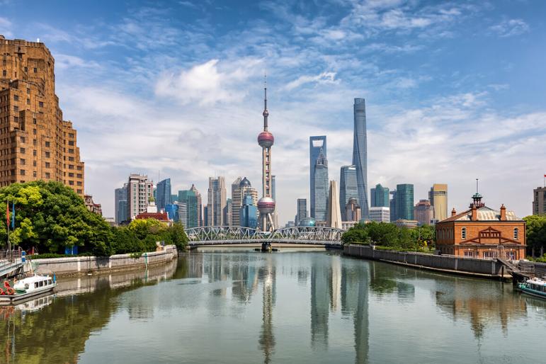 Die urbane Skyline von Shanghai mit der historischen Waibaidu Brücke und den modernen Wolkenkratzern