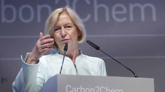 Bundesforschungsministerin Johanna Wanka beim Start des Projekts Carbon2Chem