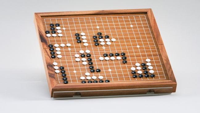 Strategiespiel Go – hier zu sehen in seiner analogen Form