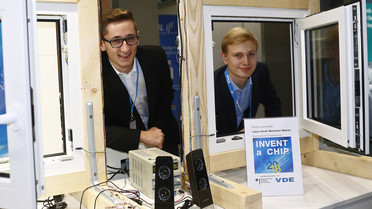 Maximilian Melzner und Lukas Heindl mit ihrem Einbruchsmelder auf der INVENT a CHIP Preisverleihung 2016 beim VDE-Kongress in Mannheim