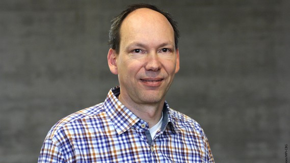 Frank Jülicher ist Direktor am Max-Planck-Institut für Physik komplexer Systeme und Professor für Biophysik an der Technischen Universität Dresden.