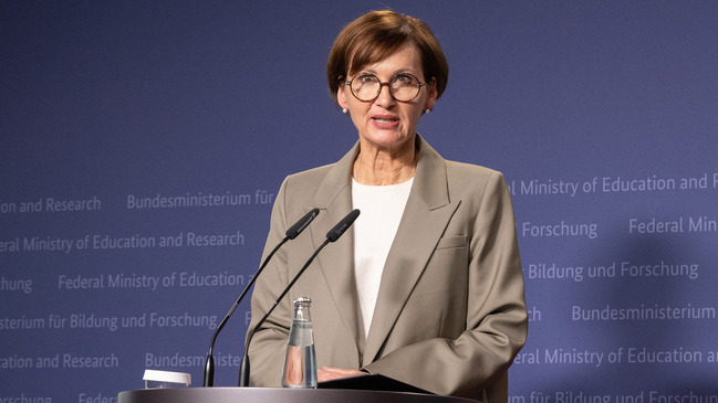 Bundesministerin Bettina Stark-Watzinger an einem Rednerpult